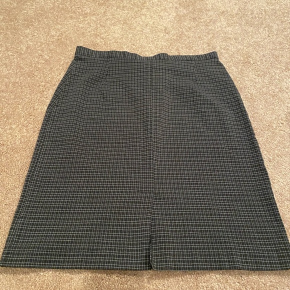 Black and Gray Plaid Skirt - Picture 5 of 8